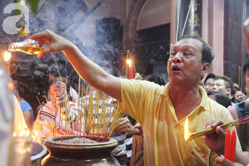 Đội nắng, hàng ngàn người đến chùa Ngọc Hoàng chen nhau khấn vái trong ngày cúng chư tiên